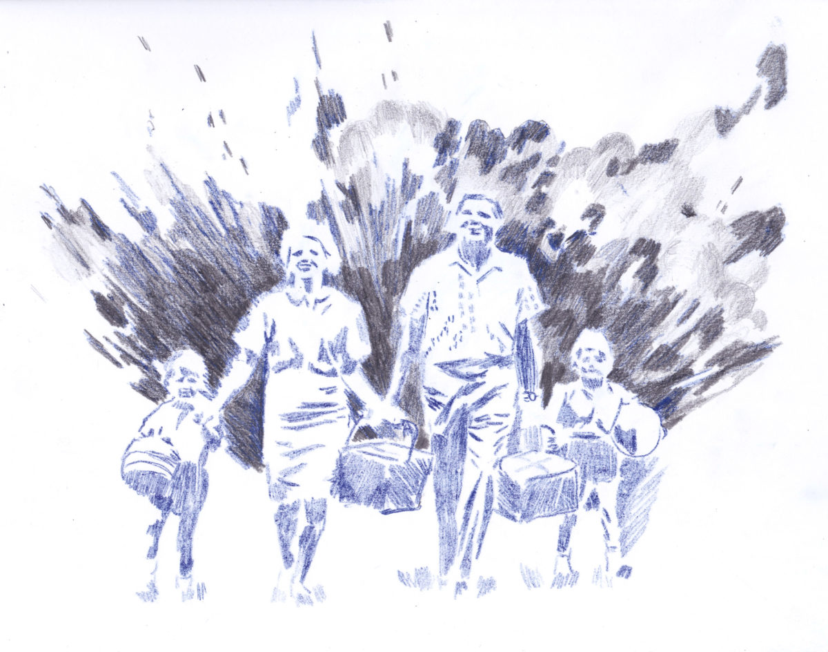Une famille, panier de pique nique à la main, marche vers nous joyeusement. Derrière elle, l'explosion d'un obus qui ne semble pas les déranger.