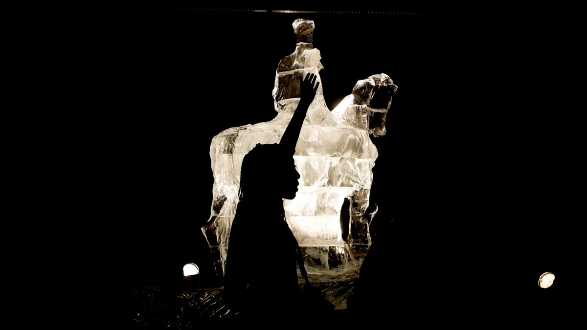 Photo de la performance "PeoPL" de Laura Nsengiyumva prise le 6 octobre 2018